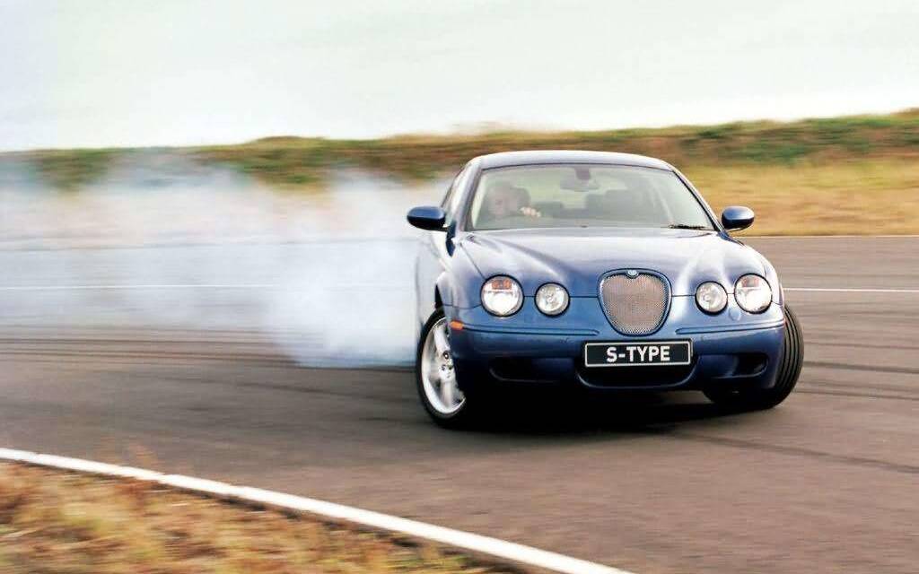 <p>Jaguar S-Type R 2005</p>