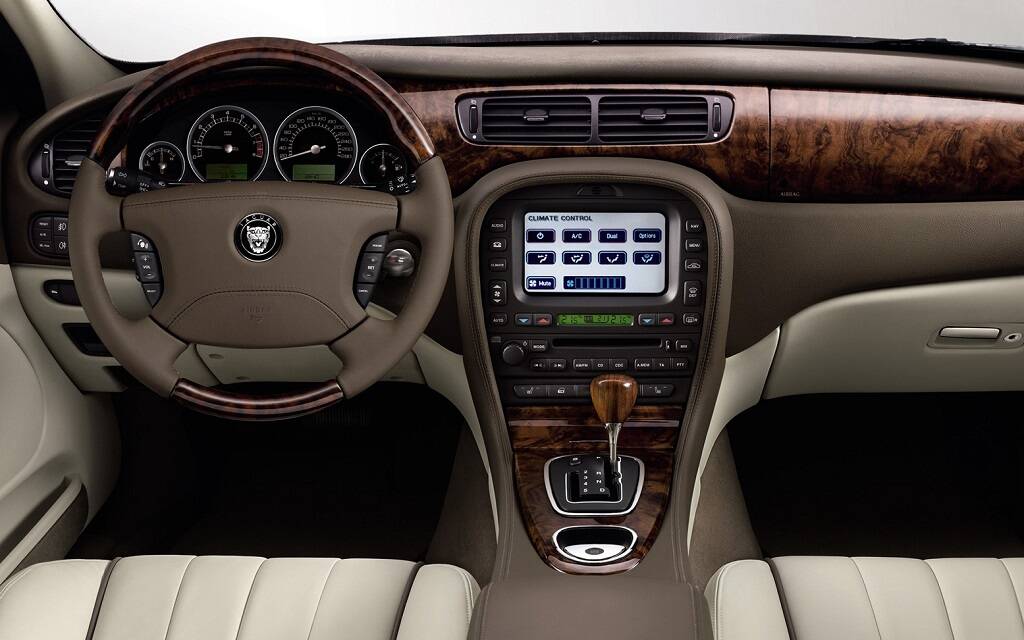 <p>Jaguar S-Type 2008</p>