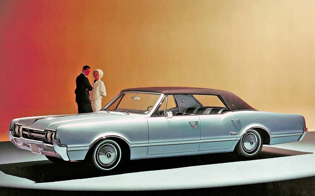 <p>Oldsmobile Cutlass Supreme Holiday 1966</p>