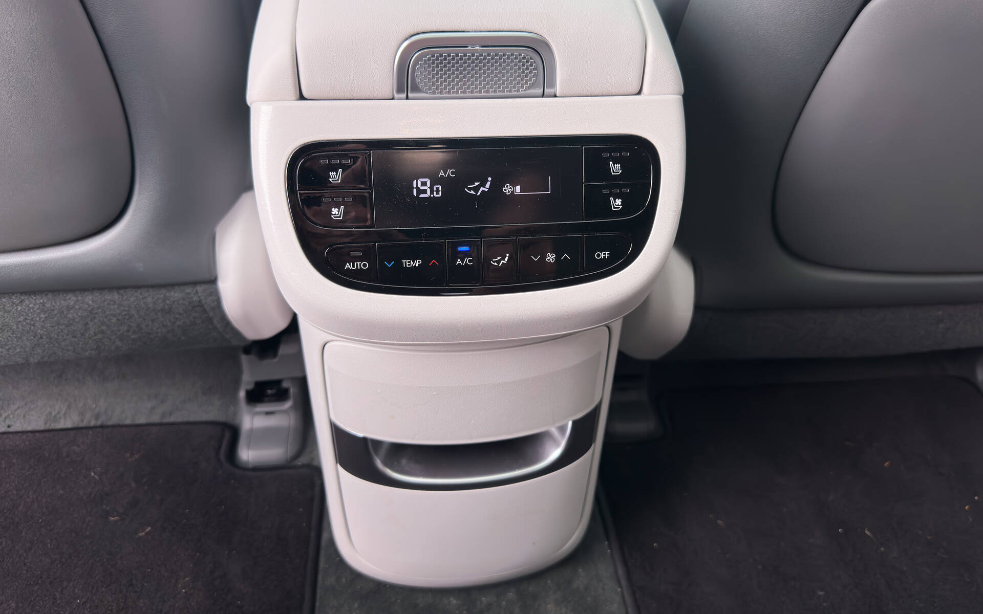 <p>Hyundai Ioniq 9 Preferred Calligraphy 2026</p>