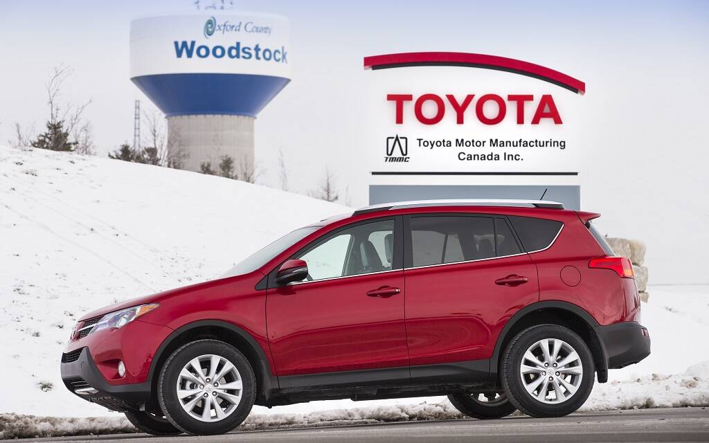 <p>Toyota RAV4 2013 devant l'usine de Woddstock, en Ontario</p>