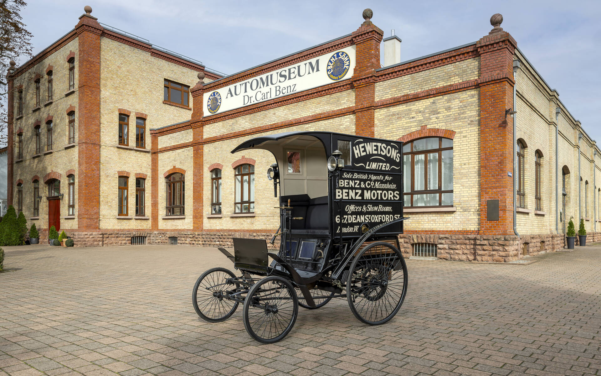 <p>Véhicule utilitaire Benz de 1899</p>