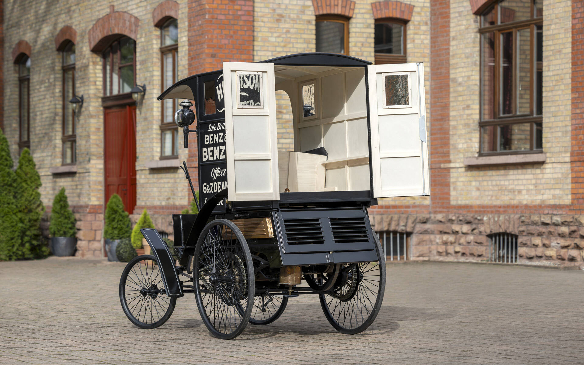 <p>Véhicule utilitaire Benz de 1899</p>