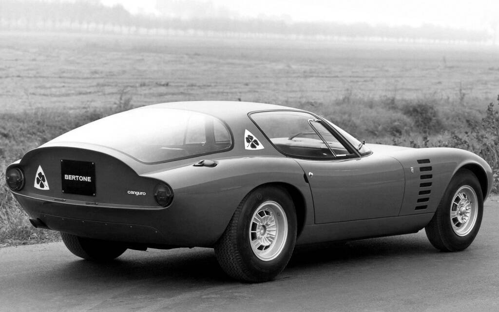 <p>Alfa Romeo Canguro (dessiné par Bertone, 1964)</p>