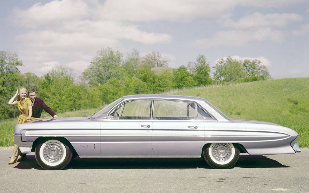 <p>Oldsmobile Ninety-Eight Holiday 1961</p>