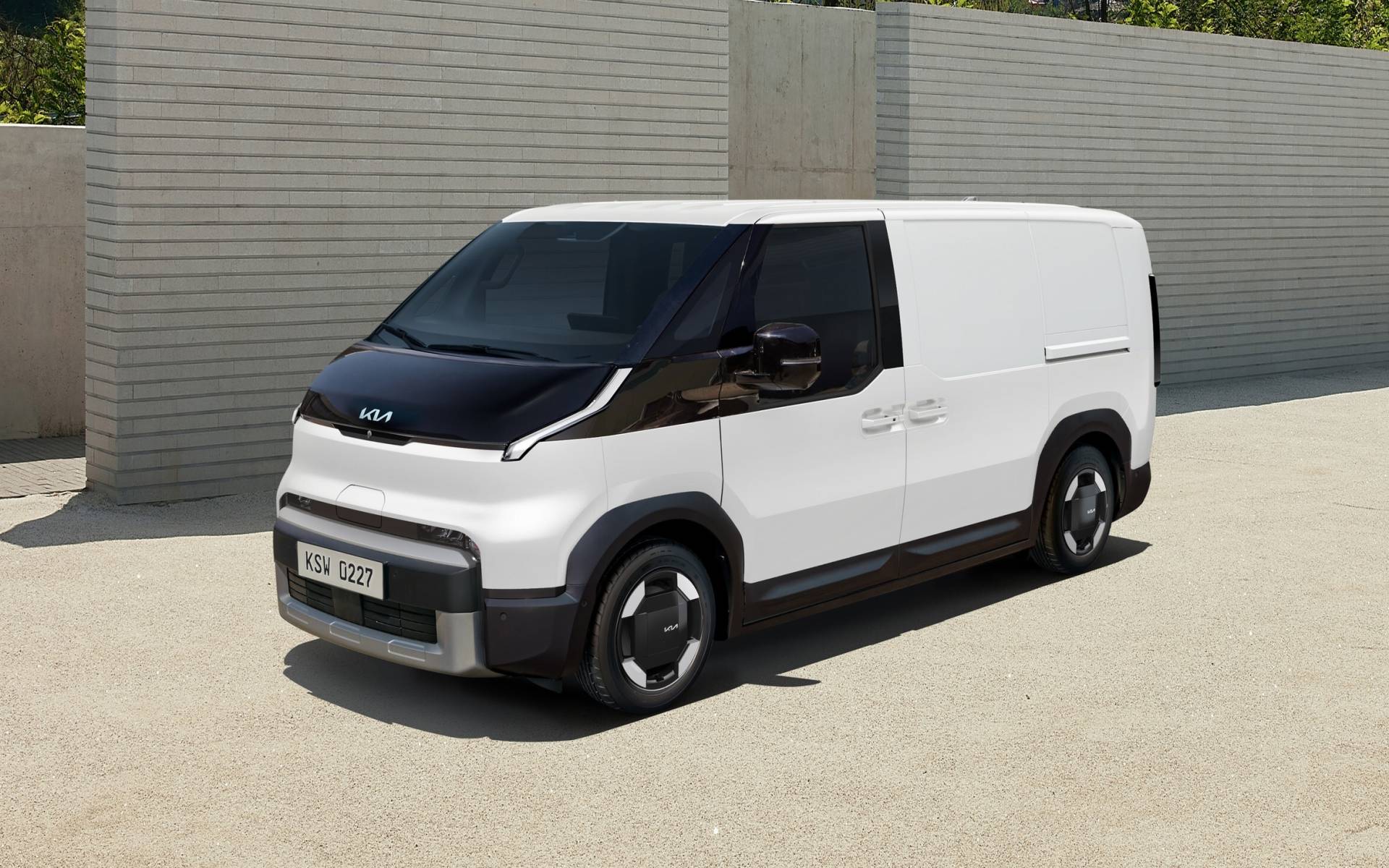 كيا PV5 Cargo 2027 الكهربائية من الخارج بتصميم فان تجارية مدمجة