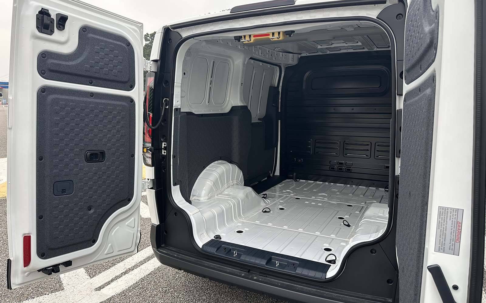 أبواب خلفية في كيا PV5 Cargo 2027 تفتح حتى 180 درجة