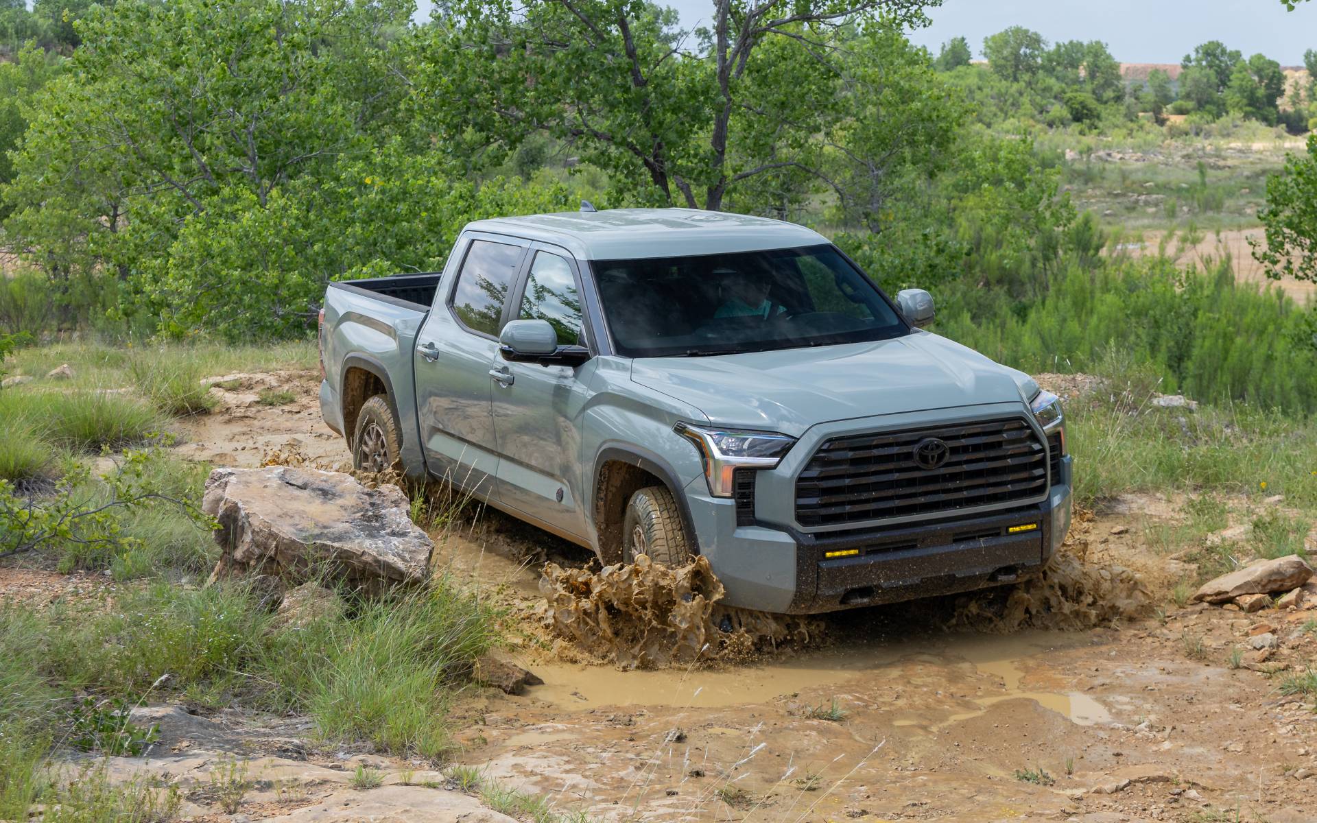 712141-le-toyota-tundra-2027-