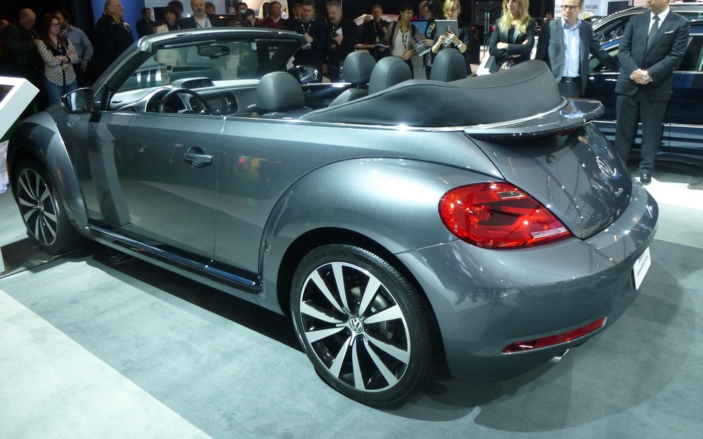 147716_VW_Beetle_R Line_cabriolet_le_turbo_a_l_air_libre