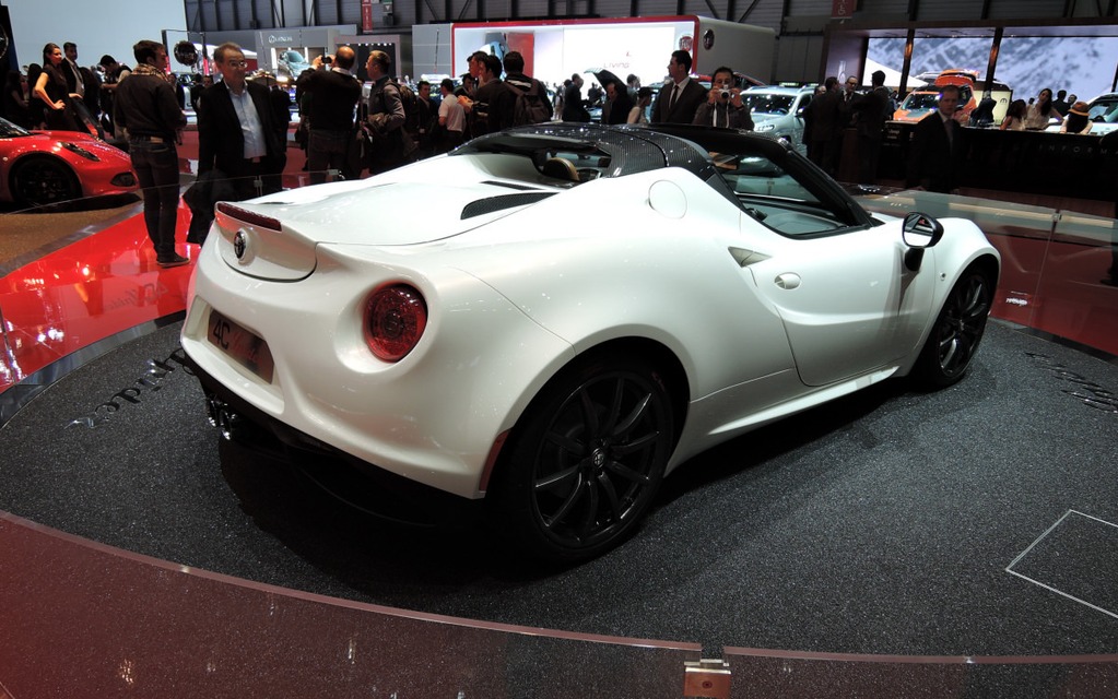 152513_2014_Alfa_Romeo_4C