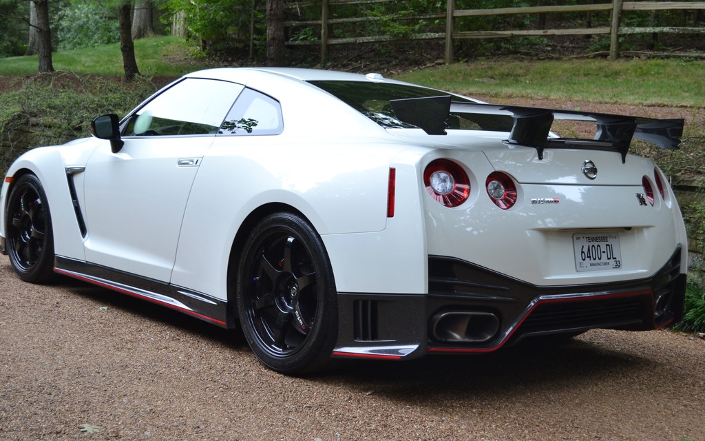 2016 Nissan GT-R NISMO: Shaking up the Aristocracy - 2/22