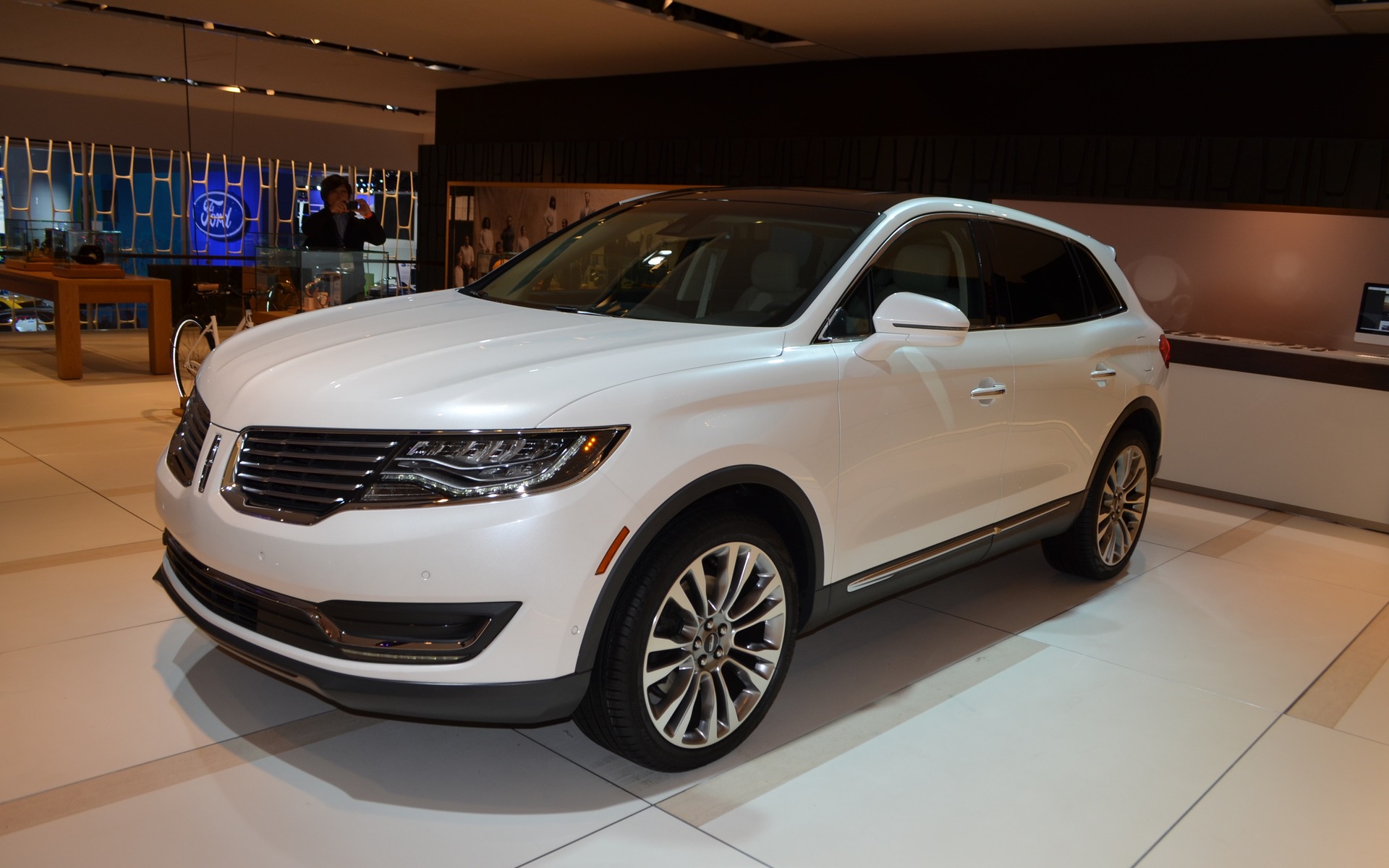 https://i.gaw.to/photos/1/8/2/182299_Voici_le_Lincoln_MKX_2016.jpg