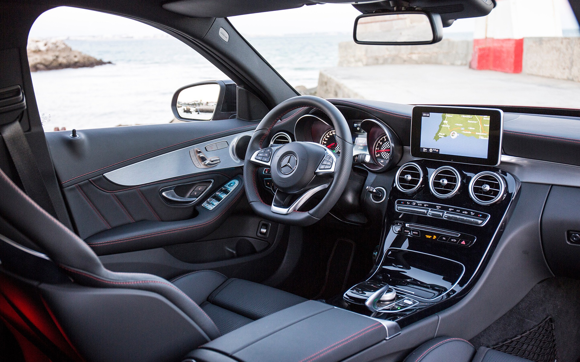 https://i.gaw.to/photos/1/8/7/187782_Mercedes-Benz_C_450_AMG_4Matic_2016_Vivement_l_automne.jpg