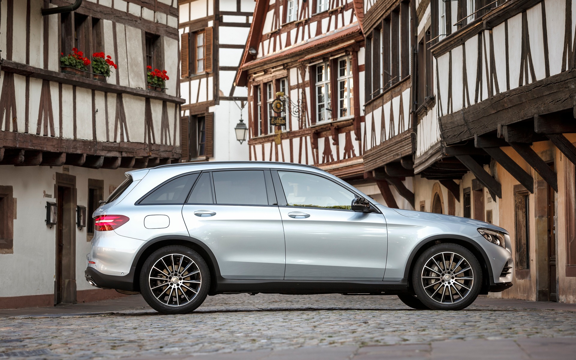 2017 Mercedes-Benz GLC 350 e 4MATIC: A First Rechargeable ...