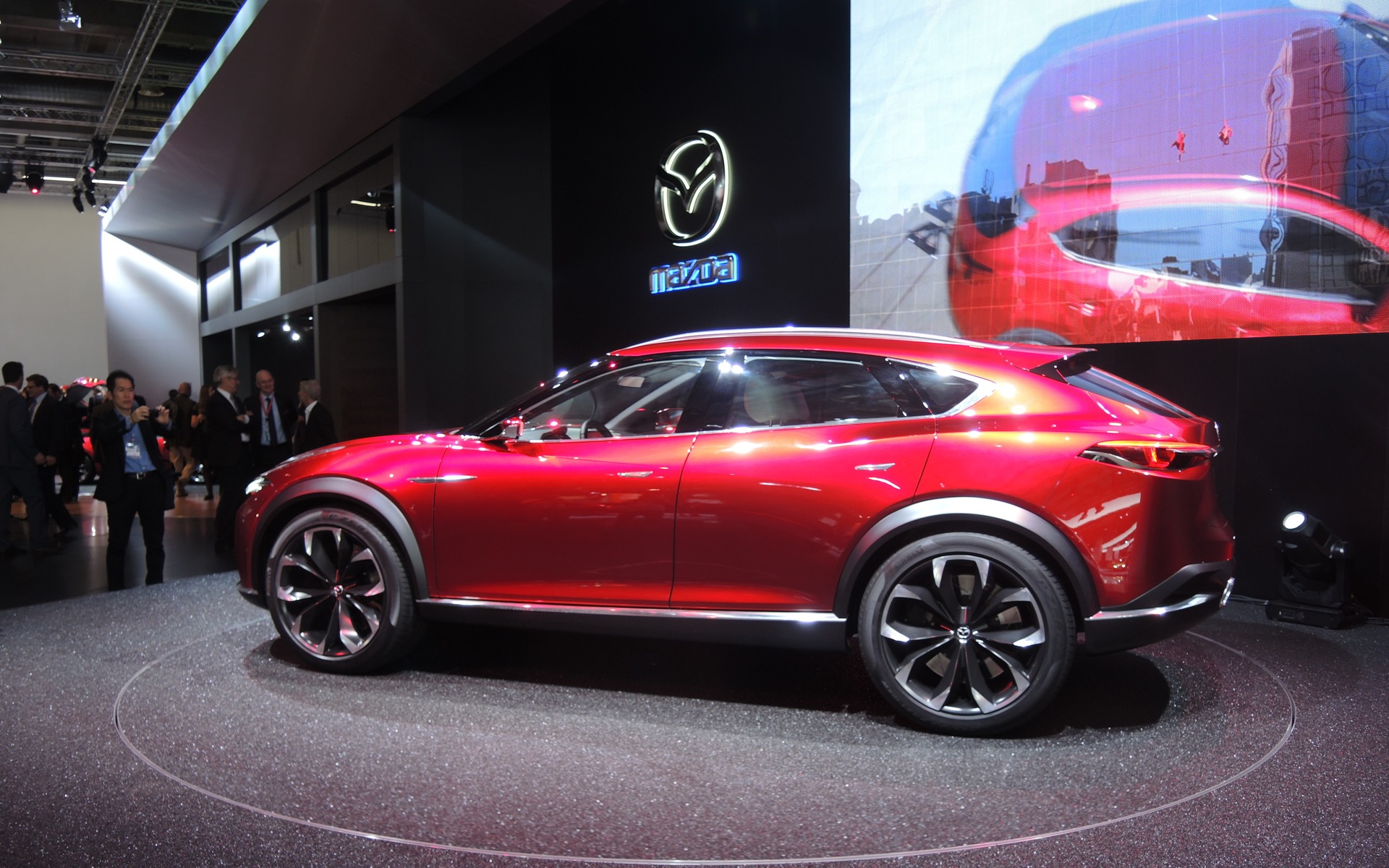https://i.gaw.to/photos/2/1/8/218878_Un_autre_multisegment_pour_Mazda_le_concept_KOERU.jpg
