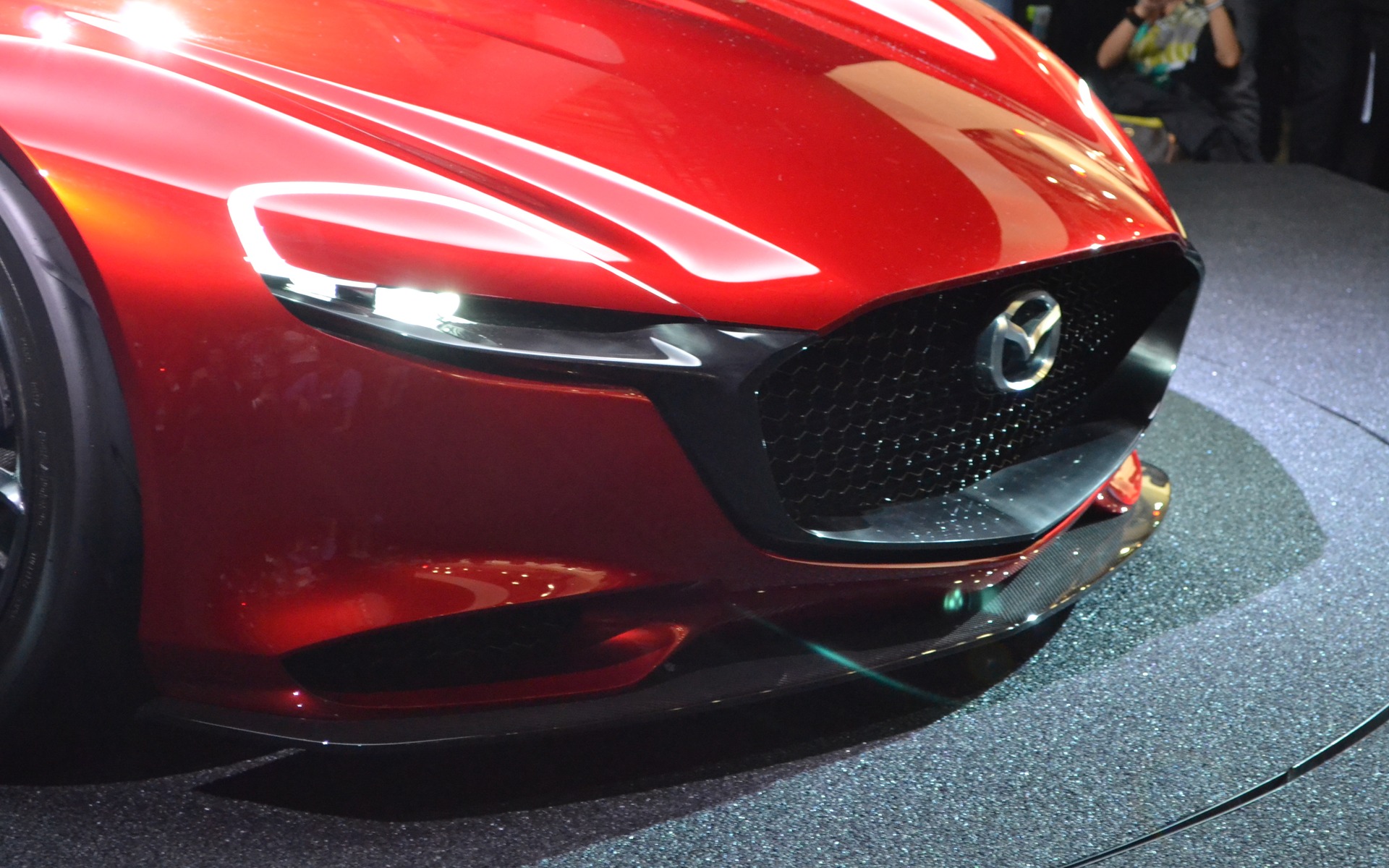 спортивный желтый автомобиль Mazda RX-Vision концепт без смс