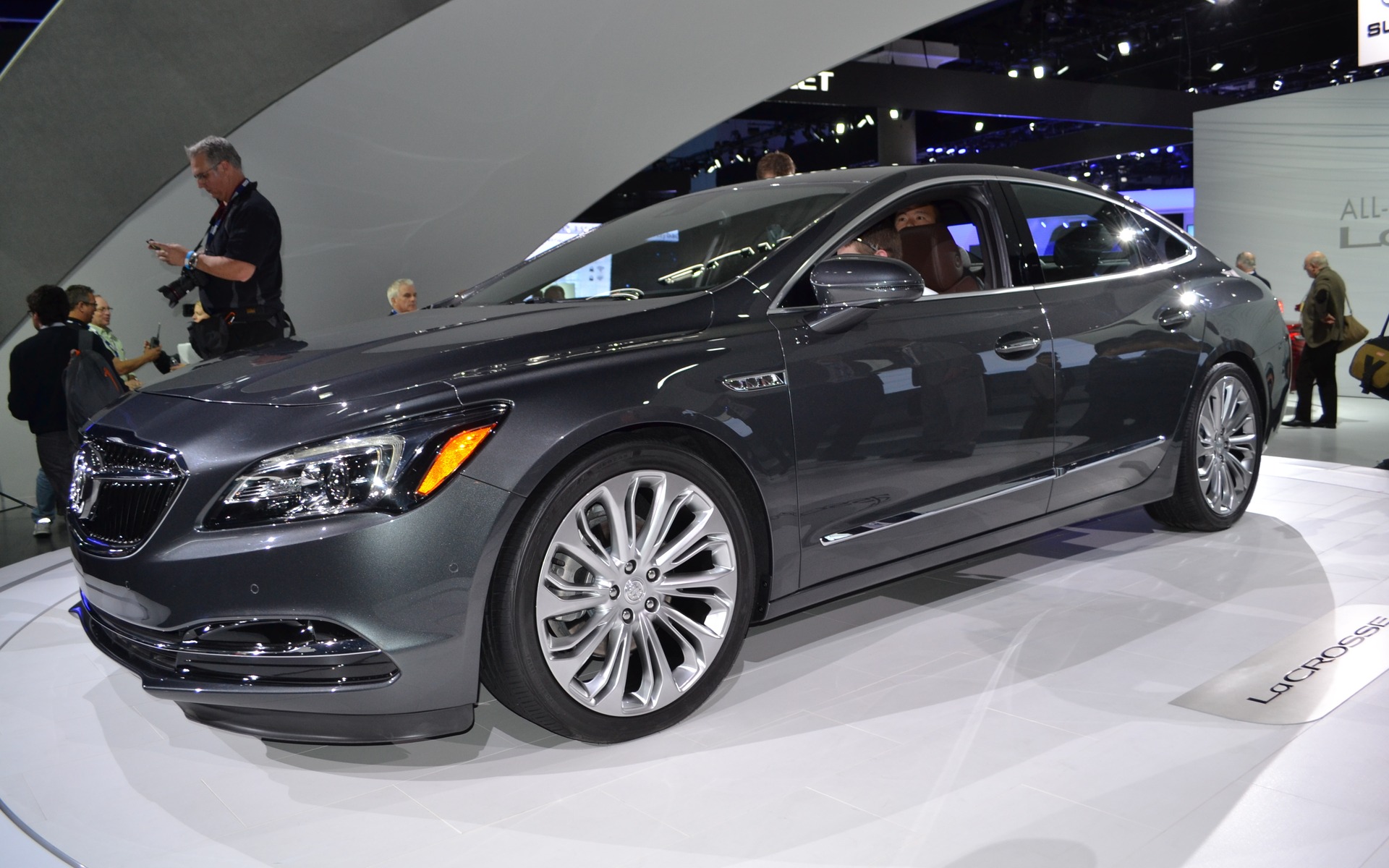 https://i.gaw.to/photos/2/2/6/226854_2017_Buick_LaCrosse.jpg