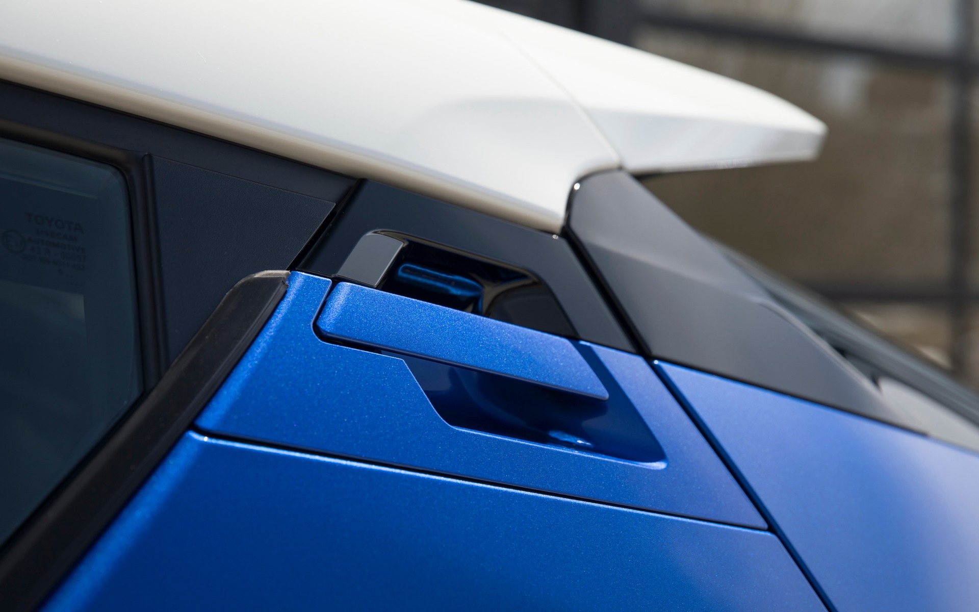 https://i.gaw.to/photos/2/8/9/289856_2018_Toyota_C-HR.jpg
