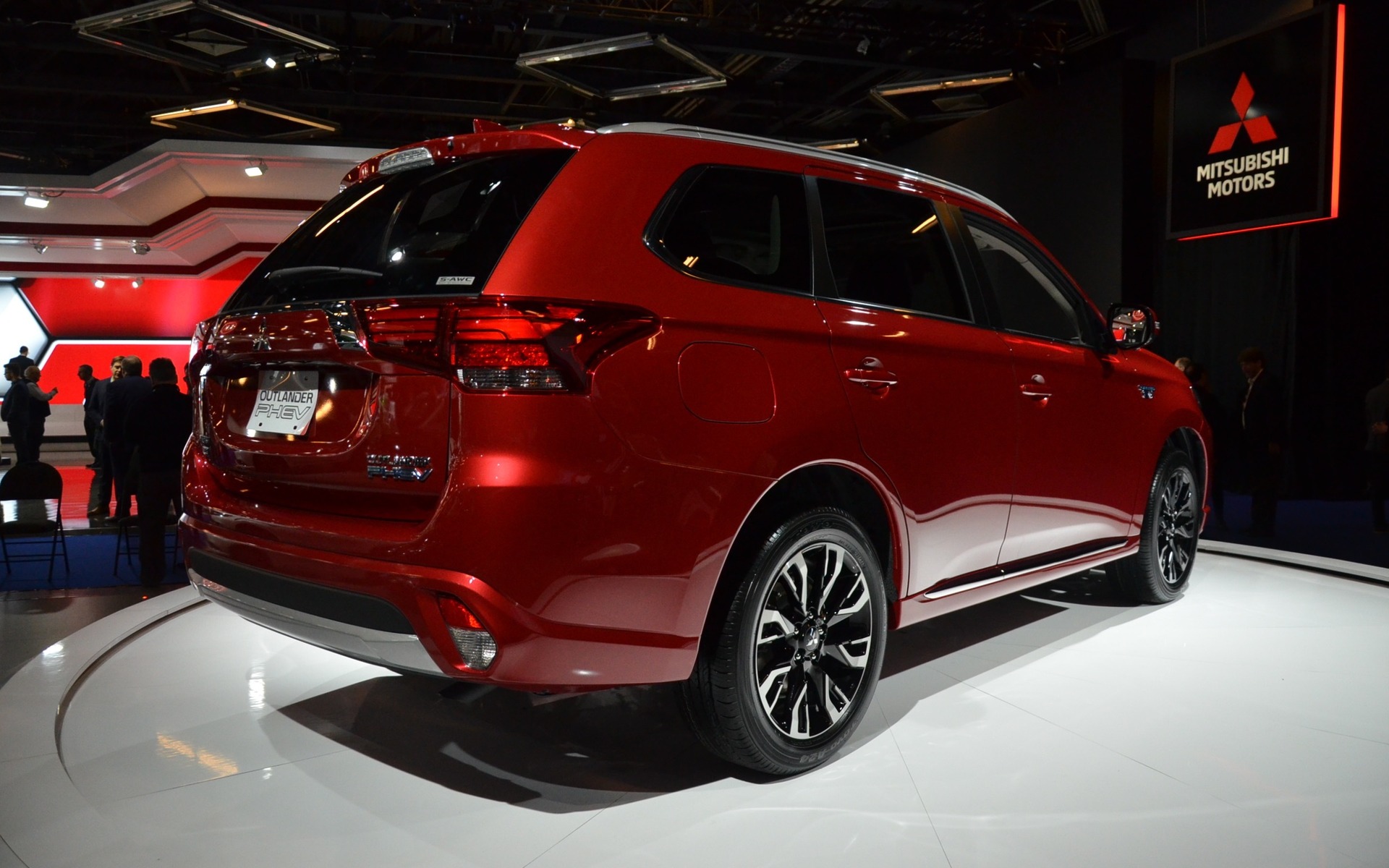 Canadian Premiere 2018 Mitsubishi Outlander PHEV is the First Compact