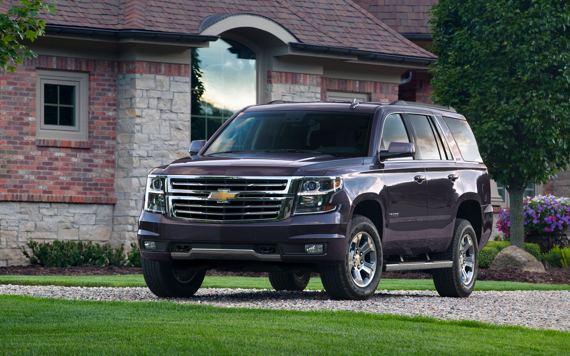 2017 Chevrolet Tahoe photos 1/3 The Car Guide