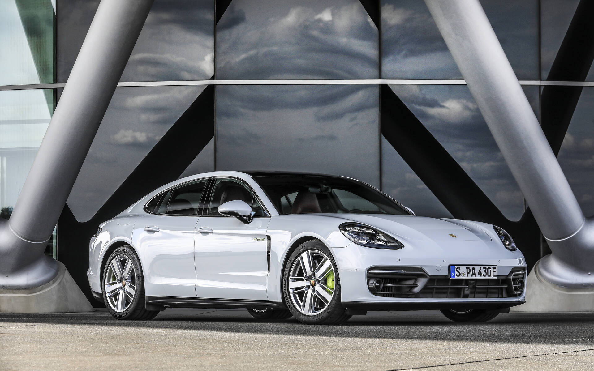 Porsche France: La plus sportive des berlines de luxe - Porsche France